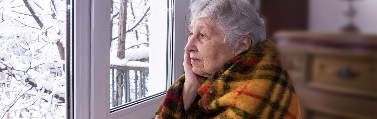 Einsame alte Frau am Fenster